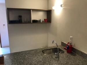 eine Küchenarbeitsplatte mit Spüle in einem Zimmer in der Unterkunft Flat Beira-Mar Blue Sunset in João Pessoa + 23 Fotos