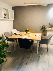 comedor con mesa de madera y sillas en Lacanau Ocean : Maison de vacances dans la Pinede, en Lacanau