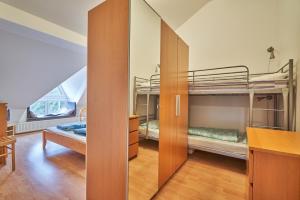 ペツ・ポト・スニェシュコウにあるPoustevnik Apartmentsの二段ベッド2台、デスクが備わる客室です。 +77枚の写真