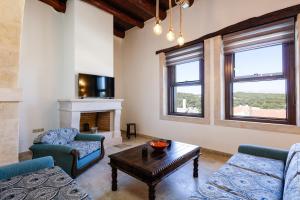 Televisyen dan/atau pusat hiburan di Penthe Manor House, Rustic Secret Retreat, By ThinkVilla