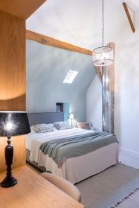 1 dormitorio con 1 cama, 1 mesa y 1 lámpara en Winning De Zwaen en Hasselt