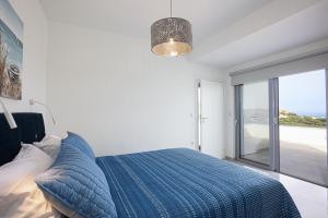 Posteľ alebo postele v izbe v ubytovaní Blue Aura Villa, elegance & calm living, By ThinkVilla