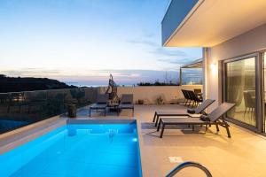 Bazén v ubytovaní Blue Aura Villa, elegance & calm living, By ThinkVilla alebo v jeho blízkosti