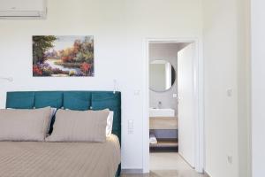 Posteľ alebo postele v izbe v ubytovaní Blue Aura Villa, elegance & calm living, By ThinkVilla