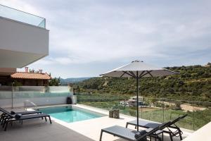 Bazén v ubytovaní Blue Aura Villa, elegance & calm living, By ThinkVilla alebo v jeho blízkosti