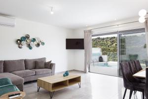 Posedenie v ubytovaní Blue Aura Villa, elegance & calm living, By ThinkVilla