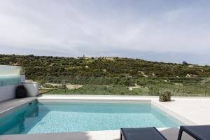 Bazén v ubytovaní Blue Aura Villa, elegance & calm living, By ThinkVilla alebo v jeho blízkosti