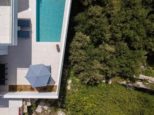 Bazén v ubytovaní Blue Aura Villa, elegance & calm living, By ThinkVilla alebo v jeho blízkosti