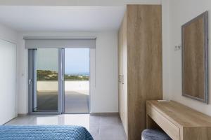 Posteľ alebo postele v izbe v ubytovaní Blue Aura Villa, elegance & calm living, By ThinkVilla + 33 fotografií