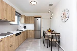 Kuchyňa alebo kuchynka v ubytovaní Blue Aura Villa, elegance & calm living, By ThinkVilla