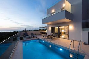Bazén v ubytovaní Blue Aura Villa, elegance & calm living, By ThinkVilla alebo v jeho blízkosti