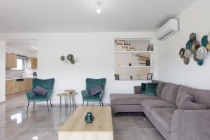 Posedenie v ubytovaní Blue Aura Villa, elegance & calm living, By ThinkVilla