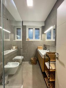 Ett badrum på San Martino Lake View Apartment