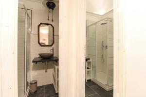 um banheiro com pia e box de vidro em Charming Large Apartment - 3 Bedroom in Trastevere em Roma