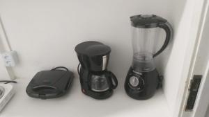 un comptoir avec un mixeur et un mixeur dans l'établissement 104 Apart mobiliado vista mar Praia de Iracema, à Fortaleza