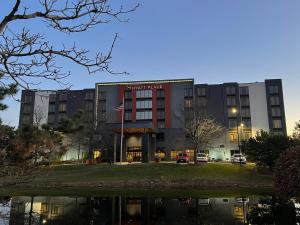un edificio de hotel con un reflejo en el agua en Hyatt Place Chicago Schaumburg, en Schaumburg