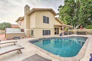 una piscina frente a una casa en Pool, Golf Course Views Desert Oasis in Glendale, en Glendale