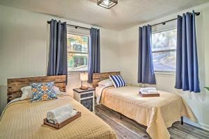 Tempat tidur dalam kamar di Ten Mile Home on Watts Bar Lake with 2 Docks!