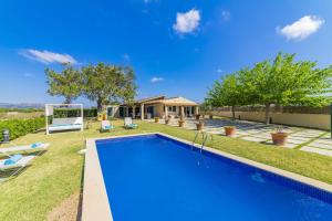 una piscina nel cortile di una casa di Villa Ambient / Sa Finqueta a Playa de Muro