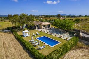 una vista aerea di una casa con piscina in cortile di Villa Ambient / Sa Finqueta a Playa de Muro