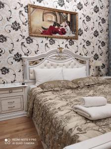 モスクワにあるLa Scala Narodnayaのベッドルーム1室(ベッド1台付)が備わります。壁には絵画が飾られています。