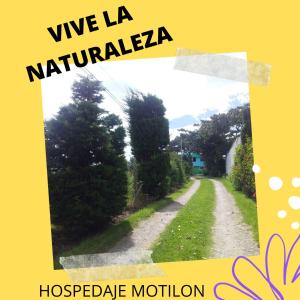 Un'immagine di una strada di campagna con le parole vive la naturalella di Hospedaje el Motilon a Quito