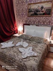 モスクワにあるLa Scala Narodnayaのベッドルーム1室(ベッド1台、タオル2枚付)
