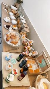 un tavolo pieno di cibo e bottiglie di vino di Bebio Rooms a Trani