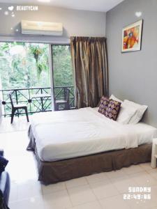 1 dormitorio con 1 cama y balcón en Bukit Tinggi 1 Hati guesthouse en Bukit Tinggi
