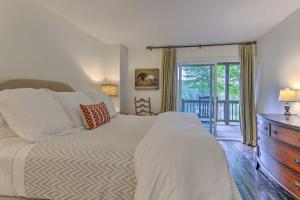 een slaapkamer met een bed, een dressoir en een raam bij High-End Sapphire Retreat on Fairfield Lake! in Sapphire