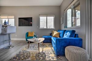uma sala de estar com um sofá azul e uma mesa em Private Ocean Beach Studio with Ocean Views! em San Diego