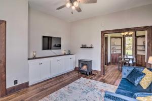 un soggiorno con divano blu e camino di Lake Charles Cottage with Fireplace and Yard! a Lake Charles