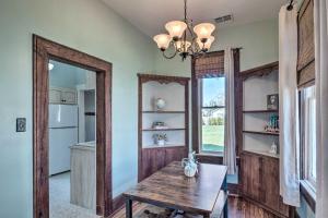 uma sala de jantar com uma mesa e uma janela em Lake Charles Cottage with Fireplace and Yard! em Lake Charles
