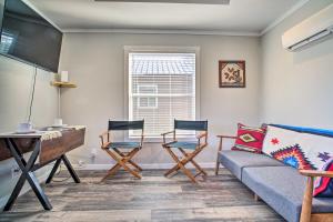 een woonkamer met een bank, stoelen en een tafel bij The Roadrunner - Silver City Oasis with Views! in Silver City