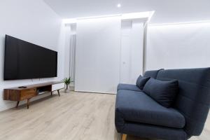 A television and/or entertainment centre at AKURA apartment, con aire acondicionado
