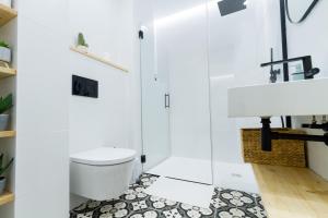 A bathroom at AKURA apartment, con aire acondicionado