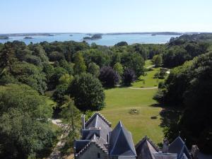 una vista aérea de una casa con un campo y árboles en Manoir de Truhelin, à 2 pas du Golfe du Morbihan, en Arradon