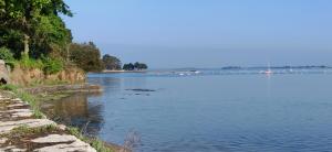 阿拉東的住宿－Manoir de Truhelin, à 2 pas du Golfe du Morbihan，一大片水,里面装有船