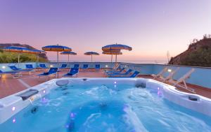 Bazén v ubytování Hotel Cava Dell'Isola nebo v jeho okolí
