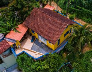 una vista aérea de una casa con techo rojo en Casa dos Franceses Ilha Grande en Ilha Grande
