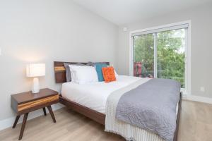 A bed or beds in a room at Coffee With A View, Brand New One Bedroom At Sooke Harbour