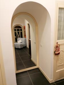 un corridoio con arco in una casa di Casa Scialò Cuore di Napoli a Napoli