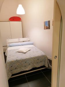 una piccola camera con un letto con una coperta di Casa Scialò Cuore di Napoli a Napoli