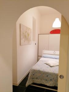 una camera con letto e arco di Casa Scialò Cuore di Napoli a Napoli