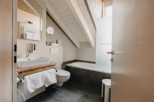 a bathroom with a sink toilet and a bath tub at MANA LISA Boutiquehotel in Lauda-Königshofen +64 photos