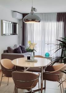 - une salle à manger avec une table et des chaises dans l'établissement Nueva Córdoba - Premium, à Córdoba