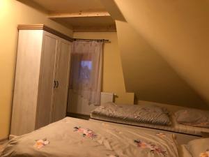 um quarto com duas camas com flores nos lençóis em Apartmány Matilda em Pribylina