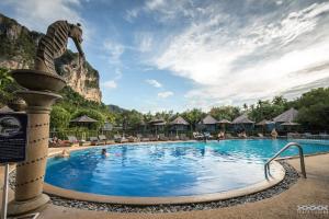 Bazén v ubytování Peace Laguna Resort & Spa - SHA Extra Plus nebo v jeho okolí