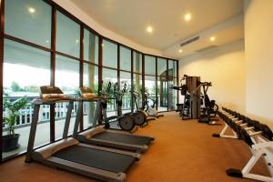 einen Fitnessraum mit einer Reihe von Laufbändern und Maschinen in der Unterkunft Peace Laguna Resort & Spa - SHA Extra Plus in Ao Nang Beach
