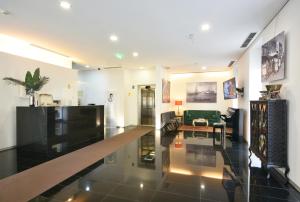 TV a/nebo společenská místnost v ubytování Lazza Hotel